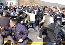 Αλβανία: Έσπασαν και έκαψαν τα διόδια – Πεδίο μάχης οι δρόμοι αλβανία