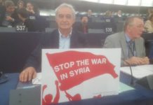 Με πλακάτ κατά του πολέμου στη Συρία υποδέχτηκαν τον Γάλλο Πρόεδρο, Μακρόν, οι ευρωβουλευτές της Αριστεράς (GUE/NGL) συρία