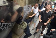 επίθεση των ΜΑΤ