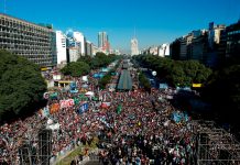 Λαοθάλασσα στο Μπουένος Άιρες ενάντια στο ΔΝΤ και την συντηρητική κυβέρνηση δντ