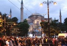 Τούρκοι προσευχήθηκαν μαζικά έξω από την Αγία Σοφία τούρκοι