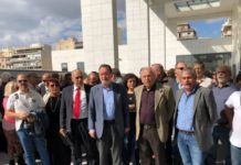 Δυναμική συγκέντρωση στο Ειρηνοδικείο. Λαφαζάνης: “Δεν απολογούμαι. Δεν φοβόμαστε. Μας φοβούνται” ειρηνοδικείο