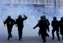 «Κίτρινα Γιλέκα»: Τα γαλλικά ΜΑΤ χτύπησαν μέχρι και άτομα με αναπηρία! κίτρινα