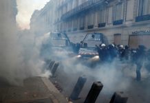 Εδώ η Ευρώπη των τεθωρακισμένων, των δακρυγόνων και του “στρατιωτικού” νόμου παρίσι