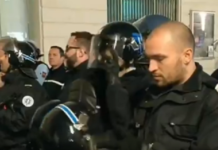 Αστυνομικοί χωρίς κράνη απέναντι στα «κίτρινα γιλέκα» ως ένδειξη αλληλεγγύης αστυνομικοί