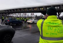 “Κίτρινα γιλέκα”: Χαλάνε διόδια. Επιτρέπουν στα αυτοκίνητα να περνάνε χωρίς αντίτιμο κίτρινα γιλέκα