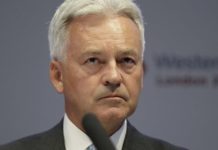 παραιτήθηκε