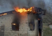 Καίνε τα σπίτια τους πριν φύγουν