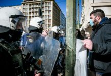 Ρίψη νερού ενάντια στο φοιτητικό συλλαλήτηριο