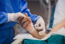 Υποδιοικητή Θριασίου που νοσηλεύεται σε ΜΕΘ