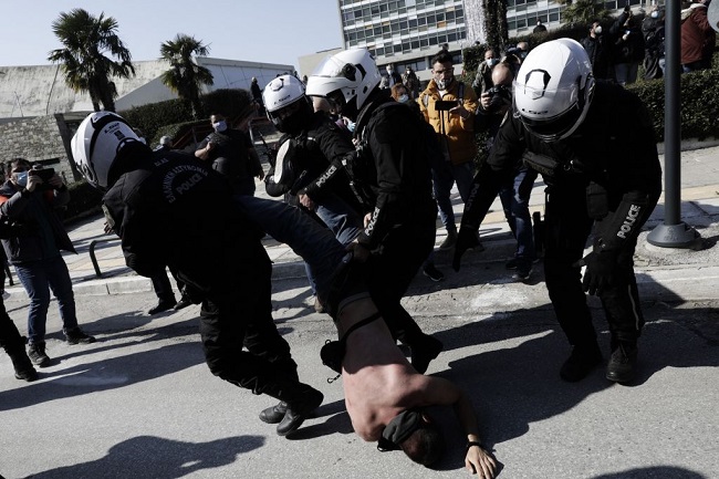 Βίαιη προσαγωγή φοιτητή στη Θεσσαλονίκη