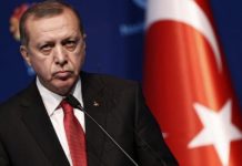 Υποβασταζόμενος ο Ερντογάν κατεβαίνει τα σκαλιά