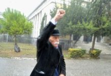 Κρατώντας ψηλά τη σημαία