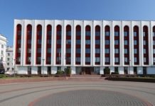 Η Λευκορωσία απελαύνει άλλους δύο
