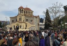Χιλιάδες πολίτες στους δρόμους