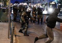 Αστυνομικοί ξυλοκοπούν μικρό κορίτσι