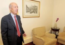 Πάει να δικαιολογήσει τις εκχωρήσεις του