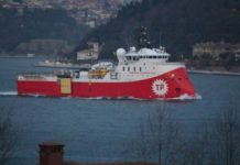 Πλέει ανοιχτά Μυτιλήνης ανήμερα επίσκεψης Δένδια