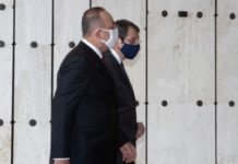 Μιλάει σαν να παίζει «χαλασμένος δίσκος»