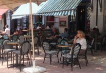Πελάτες γεμίζουν τα τραπεζάκια καφετεριών