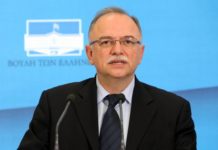 Ο Παπαδημούλης σε ψυχροπολεμικό κλίμα αποδοκιμάζει