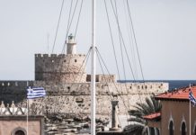 Ρόδος: Κατέβασε την ελληνική σημαία