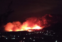 Μαίνεται η φωτιά στον Σχίνο Κορινθίας