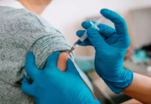 διερευνά παρενέργειες των εμβολίων