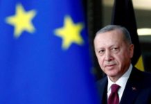 Εκμεταλλεύεται μια ανήμπορη σπαρασσόμενη