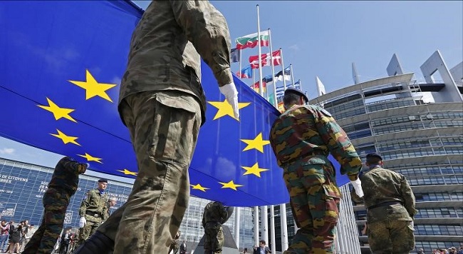 ΕΕ σε στρατιωτικά στρατόπεδα
