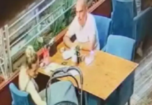 με το παιδί τους δίπλα