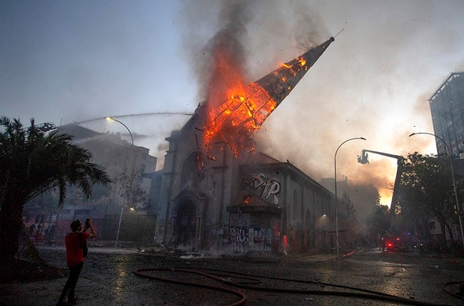 Καίγονται καθολικές εκκλησίες
