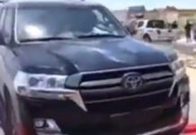 Αυτοκίνητα κάνουν «κουρέλι» την τουρκική σημαία