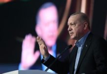 στρώνει κόκκινο χαλί στον Ερντογάν