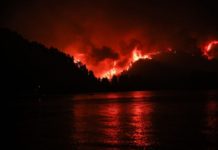 Η φωτιά κυκλώνει οικισμούς