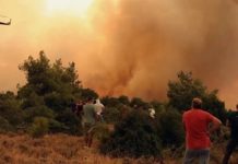 Καίγονται σπίτια στα Βίλια