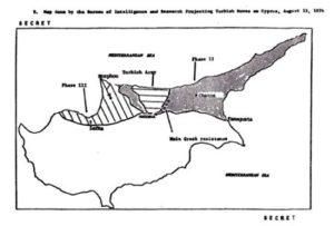  Από «Σημερινή» 15.8.2021 27 Αυγούστου 1974 – Ο Κίσινγκερ δέχεται να υποστηρίξει την βρετανική πρωτοβουλία για Διζωνική Μέρος Β’ « Στόχος της εισβολής ήταν η δημιουργία μιας ομοσπονδίας στην Κύπρο. Η επιχείρηση ήταν επιτυχής, όμως η δημιουργία της ομοσπονδίας στο τραπέζι ακόμα δεν έγινε κατορθωτή. Ο στόχος αυτός παραμένει απραγματοποίητος» Στρατηγός Kenan Evren και πρώην πρωθυπουργού της Τουρκίας «Σημερινή» 12 Φεβρουαρίου 1990 Οι Βρετανοί το μυαλό και οι Αμερικανοί τη γροθιά ‘Ακρως αποκαλυπτικές συνομιλίες Δρ.Χένρι Κίσινγκερ και Βρετανού πρέσβη στην Ουάσιγκτον Peter Ramsbotham 23 Ιουλίου 1974. Ο Τζειμς Κάλλαχαν θα προχωρούσε στη Γενεύη 1 δίχως την Ελλάδα. Αντίδραση Κίσινγκερ: «Μα γιατί τέτοια βιασύνη; Καταρχήν ελπίζω να μην κάνετε τίποτα δίχως να μας μιλήσετε. Εμείς δεν κάναμε βήμα δίχως να σας μιλήσουμε. Έστω και αν αφήνουμε εσάς να βάζετε το μυαλό και εμείς τη πυγμή (γροθιά), θα ήταν καλό (να μας μιλήσετε πρώτα). … Ότι και να συμβαίνει στην Ελλάδα πρέπει να δοθούν 48 ώρες να βρουν τα πόδια τους. Εξ΄όσων γνωρίζω δεν έχουν πρωθυπουργό… Δεν νομίζω ο Ετσεβίτ θα πεθάνει από καρδιακή προσβολή αν δεν υπάρξει διάσκεψη.» «βρετανο/τουρκικό gang-up» Κίσινγκερ : «…Είναι απαράδεκτο η ελληνική δημοκρατική κυβέρνηση να βρεθεί αντιμέτωπη με μια βρετανο/τουρκική επιβουλή (gang-up). Το καλό που σου θέλω είναι να το ξεκαθαρίσεις στο Λονδίνο ότι νομίζω οι επικοινωνίες μεταξύ μας έχουν σπάσει πλήρως και υπενθύμισε τους ότι εγώ δεν έκανα βήμα δίχως να πάρω τη συγκατάθεση του Callaghan … Δεν θέλω Διάσκεψη δίχως τους Έλληνες… Είναι ανήθικο να ζητάς από μια νέα κυβέρνηση που δεν έχει ακόμα συγκροτηθεί να πάει εκεί να διαπραγματευτεί… » 27 Ιουλίου 1974 – (ΠΡΙΝ ΟΛΟΚΛΗΡΩΘΕΙ η Γενεύη 1) Ο Γλαύκος Κληρίδης προς βρετ. ΄Υπ. Αρμοστή στη Λευκωσία: Συμφωνεί με Ραούφ Ντενκτάς για ομοσπονδιακή λύση, τη θεωρούσε ως «ρεαλιστική και σταθερή. Γενεύη ΙΙ 8- 14 Αυγούστου 1974 - γεωγραφικός διαχωρισμός Οι ελληνοκύπριοι συμμετέχοντες : Γλ. Κληρίδης, Μιχαλάκης Τριανταφυλλίδης, Τάσσος Παπαδόπουλος, Κρίτων Τορναρίτης και Πολύβιος Πολυβίου. Ο τελευταίος ο μόνος επιζών. Ο Τζέιμς Κάλλαχαν ενημερωμένος για την δεύτερη εισβολή από τις βρετ. Μυστικές υπηρεσίες, ενημέρωσε και τους Αμερικανούς. Χάρτες 9 Αυγούστου – Ο συνταγματάρχης Jerry Hunter (στρατιωτικός ακόλουθος στην βρετανική Υπ. Αρμοστεία) έφθασε στη Γενεύη με τους τελευταίους χάρτες οριοθέτησης της γραμμής Αττίλα που ανέλαβαν οι Βρετανοί. Οι χάρτες άλλαζαν συνεχώς λόγω της προέλασης των Τούρκων. Σύμφωνα με εκείνους τους χάρτες, οι μυστικές υπηρεσίες Βρετανίας και Αμερικής διαμόρφωναν και προσάρμοζαν τους δικούς των χάρτες παρακολουθήσεως. ΄Όπως π.χ. και ο χάρτης που ακολουθεί, που βρέθηκε στα αμερικανικά αρχεία και λανθασμένα ονομάστηκε ‘χάρτης Κίσινγκερ ’. Ενώ στο πάνω μέρος λέγει καθαρά «Ο χάρτης αυτός ετοιμάστηκε από την Υπηρεσία Πληροφοριών και Έρευνας προβάλλοντας τις τουρκικές κινήσεις στην Κύπρο 13 Αυγούστου 1974» (Map done by the Bureau of Intelligence and Research projecting Turkish moves on Cyprus 13 August 1974). Βρετανικός αντίστοιχος χάρτης των τουρκικών θέσεων όπως διαμορφώθηκαν με την δεύτερη εισβολή. Ένας από πολλούς που σχεδιάζονταν σύμφωνα με τα δεδομένα. ΔΙΚΟΙΝΟΤΙΚΗ ΔΙΖΩΝΙΚΗ ΟΜΟΣΠΟΝΔΙΑ ΜΕ ΧΑΡΤΗ 12 Αυγούστου – Ο Ραούφ Ντενκτάς απαιτεί δικοινοτική διζωνική ομοσπονδία αποτελούμενη από δύο ομόσπονδα κράτη με χάρτη. Η τουρκική ζώνη να περιλαμβάνει το 34% του εδάφους της Δημοκρατίας – Από Λιμνίτη-Λεύκας - στο λιμάνι της Αμμοχώστου. Ο ΔΙΚΟΙΝΟΤΙΚΟΣ ΔΙΖΩΝΙΚΟΣ ΧΑΡΤΗΣ ΡΑΟΥΦ ΝΤΕΝΚΤΑΣ 12.8.1974 Ο Τούρκος ΥΠΕΞ Τουράν Γκιουνές έδωσε στον Κάλλαχαν δεύτερο σχέδιο/χάρτη για δύο αυτόνομες ζώνες που θα απαρτίζονταν από μια τουρκική ζώνη με 6 περιοχές και μια ελληνική ζώνη με 2 περιοχές... Η τουρκική ζώνη να έχει το 34% του εδάφους της Δημοκρατίας. Αυτούσιος ο ερασιτεχνικός χάρτης Γκουνές στο βρετανικό Αρχείο με τις μολυβιές να σχηματίζουν τα καντόνια. 13 Αυγούστου - Προσχέδιο Κάλλαχαν για γεωγραφική ομοσπονδία, ζητεί από Γεώργιο Μαύρο και Γλαύκο Κληρίδη να υπογράψουν. Ο Γλαύκος Κληρίδης έδωσε στον Ντενκτάς αντιπρόταση αποδεχόμενος διοικητική αυτονομία και κάποια συγκέντρωση τουρκικών χωριών εξαιρουμένης της πιθανότητας γεωγραφικής ζώνης ή μετακίνησης πληθυσμών. Ο Κάλλαχαν εκβιάζει Γλαύκο Κληρίδη και Γεώργιο Μαύρο ότι εάν δεν δεχόντουσαν γεωγραφικό διαχωρισμό δεν θα ικανοποιούνταν οι Τούρκοι και θα προχωρούσε η δεύτερη εισβολή και δεν θα είχαν βοήθεια από κανένα. Ο Γκιουνές επέμενε αποδοχή γεωγραφικής ζώνης και επιβεβαίωση έκτασης (τουρκική ζώνη 30-34%). Ο Κάλλαχαν είπε στον Κίσινγκερ ότι είχε πείσει τους Κληρίδη και Μαύρο να πάνε στην Λευκωσία και στην Αθήνα και να επιστρέψουν την επόμενη νύχτα με καθαρή απάντηση. Ο Κληρίδης ήταν έτοιμος (του είπε) να δηλώσει πριν φύγει ότι δεχόταν την αρχή της μίας γεωγραφικής ζώνης, αλλά που θα ήταν κάτω του 34% του εδάφους. Οι Τούρκοι το απέρριψαν και προχώρησαν με την δεύτερη εισβολή. 14 Αυγούστου – Ιστορική συνεννόηση Κίσινγκερ/Κάλλαχαν - Κάλλαχαν ο ‘καβαλάρης’ και Κίσινγκερ το ‘άλογο’ όχι αντίστροφα «Άβολα κοντά στον Χίτλερ» «Σημερινή» 18.8.2018 https://simerini.sigmalive.com/article/2018/8/18/abola-konta-ston-khitler/ Ο Κίσινγκερ ρώτησε πως προχωρούσαν και ο Κάλλαχαν του απάντησε ότι οι Τούρκοι είχαν καλή υπόθεση για τη δημιουργία μιας (ντε φάκτο τουρκικής) ζώνης με αυτονομία σε μια ομοσπονδία. Μετά τη στρατιωτική λύση θα έχουν το δικό τους σύνορο, θα υπάρξει μεγάλη ανταλλαγή πληθυσμού και μετά θα ακολουθήσει η διπλωματία μέχρι να βρεθεί ειρηνική λύση… Κίσινγκερ: «Συμφωνώ απόλυτα μαζί σου Jim. Και η τραγωδία είναι ότι θα μπορούσε να διευθετηθεί το θέμα μέσω διπλωματίας…» (Σημειώνεται η διαφωνία Κίσσιγκερ με Λονδίνο 18/19 Ιουλίου 1974 στο Α’ Μέρος). Στις 16 Αυγούστου o Κάλλαχαν επανέλαβε, τα όσα είπε στον Κίσινγκερ και στις «Οδηγίες για χρήση» προς τις διπλωματικές του αποστολές. Την ίδια μέρα στο Φόρεϊν ΄Οφις πάρθηκε η απόφαση : Γεωγραφική Λύση. Να χρησιμοποιούσαν καταρχήν τον όρο «διπεριφερειακή ομοσπονδία» (συνώνυμη της διζωνικής). Η δι-περιφερειακή (ΔΔΟ) έλεγαν, που ζητούσε ο Ντενκτάς προσέφερε την καλύτερη λύση, να κάλυπτε όμως μικρότερη έκταση από το 34%. … Επέλεξαν τον Κληρίδη για την προώθησή της θα βοηθούσαν διώχνοντας ανεπιθύμητες ελληνικές επιρροές από την Κύπρο… 27 Αυγούστου 1974 – Ο Κάλλαχαν, όμως, ανήσυχος για την στάση Κίσινγκερ έστειλε αξιωματούχους του στην Ουάσιγκτον για πρόσωπο με πρόσωπο συνάντηση, τα πρακτικά της οποίας υπογραμμίζουν για ακόμα μια φορά, ότι οι Βρετανοί ήσαν οι παίχτες σ’ όλη τη διαδρομή των γεγονότων του 1974. Χρειάζονταν όμως την αμερικανική υποστήριξη ως μια δυναμική επιρροή, όπως (κάτι που ο Kissinger αντιλήφθηκε εξαρχής) να έχουν κάποιο για να του επιρρίψουν τις ευθύνες αν τα πράγματα αποτύγχαναν. Η διζωνική δικοινοτική ομοσπονδία ήταν η βρετανο-τουρκική λύση (από το 1956) που προώθησε το Φόρειν ΄Οφις. Οι Βρετανοί είπαν ότι ο Κάλλαχαν σκόπιμα διατηρούσε χαμηλούς τόνους ενόσω διαρκούσαν οι διπλωματικές επαφές, ο δε Κίσινγκερ επενέβη λέγοντας ότι το μεγαλύτερο διπλωματικό κατόρθωμα είχε ήδη επιτευχθεί με το να θεωρούν τον ίδιο ως τον κακό των διαπραγματεύσεων. Οι Βρετανοί είπαν πως όταν ο Τζόζεφ Σίσκο έφθασε στο Λονδίνο στις 18 Ιουλίου και ρώτησε αν μπορούσε να προβλεφθεί κάποια λύση πακέτο για την Κύπρο του είπαν στο στάδιο εκείνο όχι... Τώρα, τα πράγματα ήσαν πολύ πιο καθαρά. Στην ουσία μια ρεαλιστική διευθέτηση θα ήταν μια δι-περιφερειακή ομοσπονδία στην Κύπρο. Ο Κίσινγκερ συμφώνησε όμως, ήταν πολύ διστακτικός να αφήσει τις ΗΠΑ να πάρουν θέση… Αν η βρετανική πρωτοβουλία αποτύγχανε, θα έλεγαν ότι έφταιγε η Αμερική που δεν πίεσε αρκετά σκληρά την Άγκυρα. Έτσι οι ΗΠΑ θα χρεώνονταν την αποτυχία και όχι το Ηνωμένο Βασίλειο. Οι Βρετανοί είπαν πως αν είχαν εισηγηθεί και υιοθετήσει την περιφερειακή λύση πολύ νωρίς, ο Μαύρος μπορούσε να εγκατέλειπε τις διαπραγματεύσεις. Ο Κίσινγκερ πίστευε ότι δύο στις τρεις περιπτώσεις η προτεινόμενη βρετανική πρωτοβουλία θα αποτύγχανε. Δεν ήθελε τις Ηνωμένες Πολιτείες να φορτωθούν την ευθύνη της αποτυχίας. Αν το Ηνωμένο Βασίλειο ήθελε να βάλει μπροστά την πρωτοβουλία του μόνο του, θα τους έδινε τις ευλογίες του... Οι Βρετανοί ρώτησαν τον Κίσινγκερ αν μπορούσαν να βασίζονταν στη πλήρη υποστήριξή του αν έβαζαν μπροστά την πρωτοβουλία - πρότασή τους - για δι-περιφερειακή ομοσπονδία (διζωνική). Ο Κίσινγκερ υποσχέθηκε να ενημερώσει τον αμερικανό πρόεδρο και να τους δώσει απάντηση την επόμενη μέρα. Τους την έδωσε… Ο Κίσινγκερ δικαιώθηκε. Ακόμα προσπαθούν οι Βρετανοί… Στο επόμενο το Γ’. (Πηγές « Διζωνική vs Δημοκρατία 1955-2019») Φανούλα Αργυρού Ερευνήτρια/δημοσιογράφος Το Α’ εδώ :https://simerini.sigmalive.com/article/2021/8/10/kamia-skhese-kisingker-me-ten-arkhitektonike-tes-bretano-tourkikes-ddo/ Το τηλεγράφημα ΕΠΙΒΕΒΑΙΩΣΗ του Βρετανού αξιωματούχου S. J. Killick 27/8/1974 από την Ουάσιγκτον προς Κάλλαχαν ενημερώνοντάς τον αυθημερόν ότι ο Κίσινγκερ δέχθηκε να υποστηρίξει ΤΗΝ ΠΟΛΙΤΙΚΗ ΤΟΥΣ , ΤΗΝ ΔΙΠΕΡΙΦΕΡΕΙΑΚΗ ΟΜΟΣΠΟΝΔΙΑ (όπως την είχαν αρχικά ονομάσει δηλαδή την ΔΔΟ) ως την μόνη ρεαλιστική λύση. “He agreed the solution we had in mind (a bi-regional federation…) was the only realistic one». 