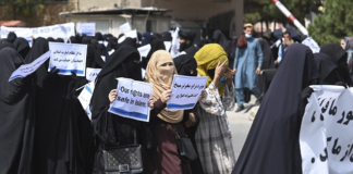 Με μπούρκες γυναίκες διαδήλωσαν