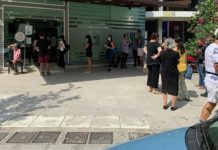 Μεγάλες ουρές στα διαγνωστικά κέντρα για rapid-test