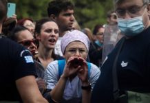 Με αποδοκιμασίες υποδέχτηκαν οι υγειονομικοί