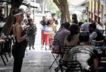 Παίρνει πίσω απαγορεύσεις για ανεμβολίαστους
