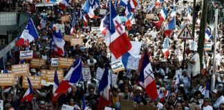 Χιλιάδες Γάλλοι διαδήλωσαν κατά του υποχρεωτικού