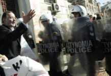 Γελοιότητα! Και άλλη αναβολή