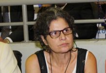 Με τσιμπούν αδυσώπητα τσιμπούρια
