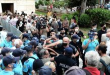 Ένταση από κόσμο για το αντίο
