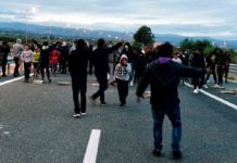 Ρομά περικύκλωσαν το αυτοκίνητο