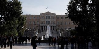 Στην Ελλάδα η μεγαλύτερη μείωση του κατώτατου μισθού