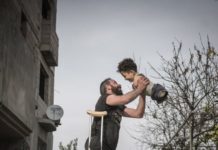 H φωτογραφία της χρονιάς-Γροθιά στο στομάχι-Πατέρας-Γιος στο Συριακό πόλεμο