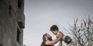 H φωτογραφία της χρονιάς-Γροθιά στο στομάχι-Πατέρας-Γιος στο Συριακό πόλεμο