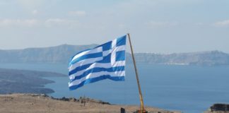 Ύψωσαν την μεγαλύτερη Ελληνική σημαία